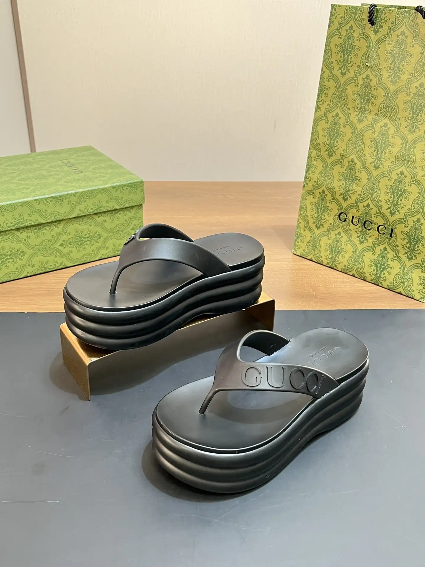 GUCCI SLIDE SANDALS 0123